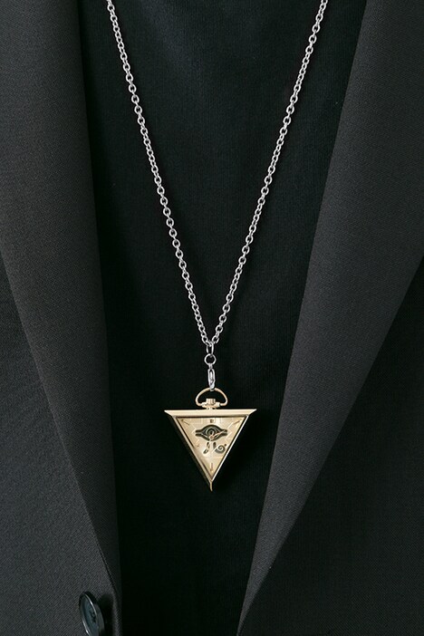 「遊☆戯☆王デュエルモンスターズ」コラボ腕時計 武藤遊戯モデルの着用画像。