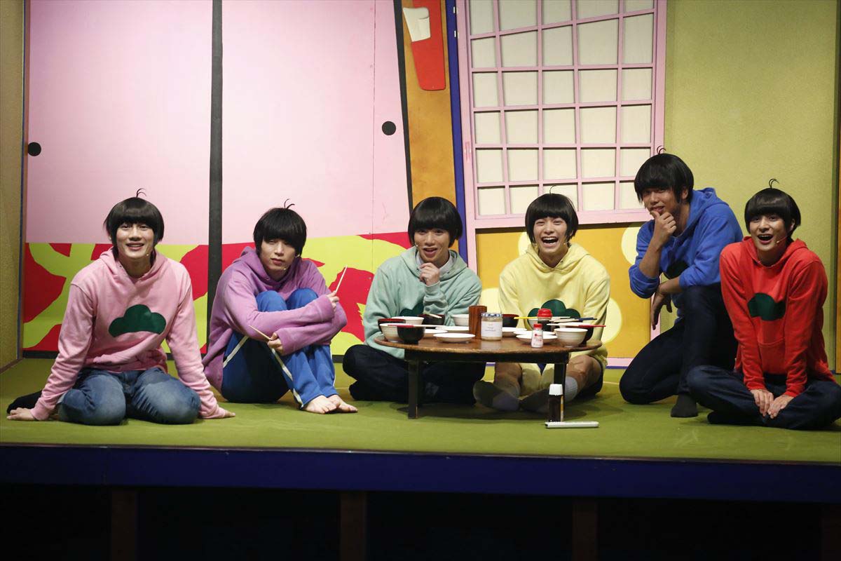 舞台「おそ松さん on STAGE ～SIX MEN’S SHOW TIME～」より。