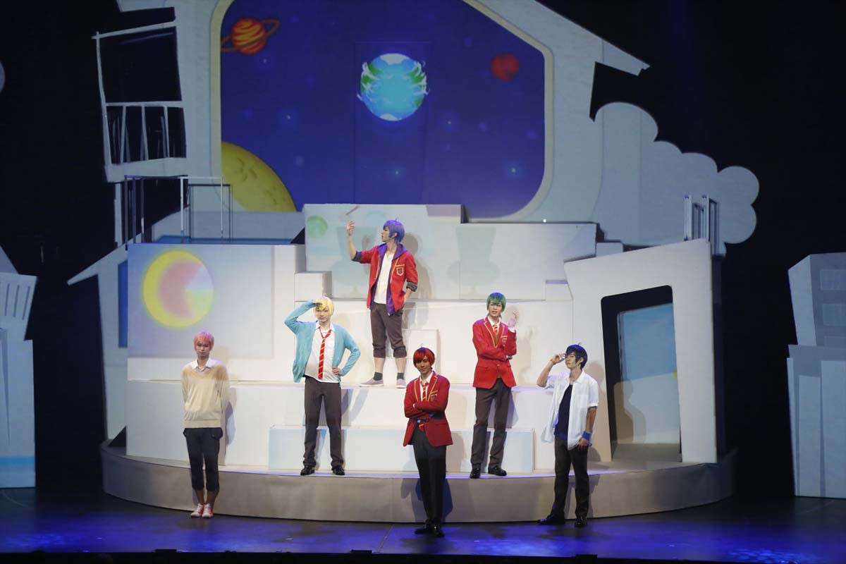 舞台「おそ松さん on STAGE ～SIX MEN’S SHOW TIME～」より。
