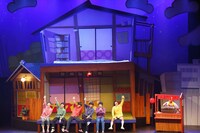 舞台「おそ松さん on STAGE ～SIX MEN’S SHOW TIME～」より。