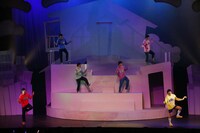 舞台「おそ松さん on STAGE ～SIX MEN’S SHOW TIME～」より。