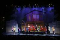 舞台「おそ松さん on STAGE ～SIX MEN’S SHOW TIME～」より。