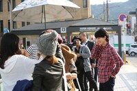 「逆光の頃」のオフショット。撮影/徳間書店