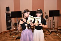 左から生ハムと焼うどんの西井万理那、東理紗。