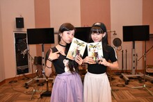 左から生ハムと焼うどんの西井万理那、東理紗。