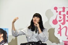 身振り手振りも交え、水中での撮影練習の大変さを語る小松菜奈。