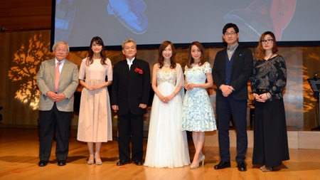 左から安彦良和、ララァ・スン役の早見沙織、シャア・アズナブル役の池田秀一、森口博子、セイラ・マス役の潘めぐみ、ランバ・ラル役の喜山茂雄、キシリア・ザビ役の渡辺明乃。