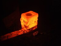 折り返し鍛錬が行われる玉鋼。