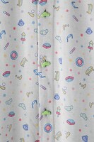 「おそ松さん」のコラボパジャマ。松マーク型のボタンもポイントだ。