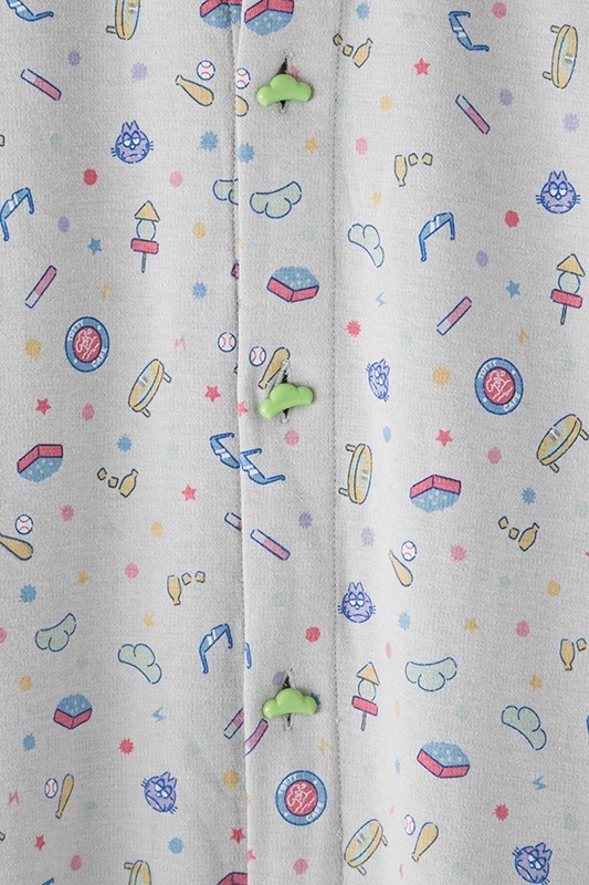 「おそ松さん」のコラボパジャマ。松マーク型のボタンもポイントだ。