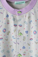 「おそ松さん」コラボパジャマの一松モデル。