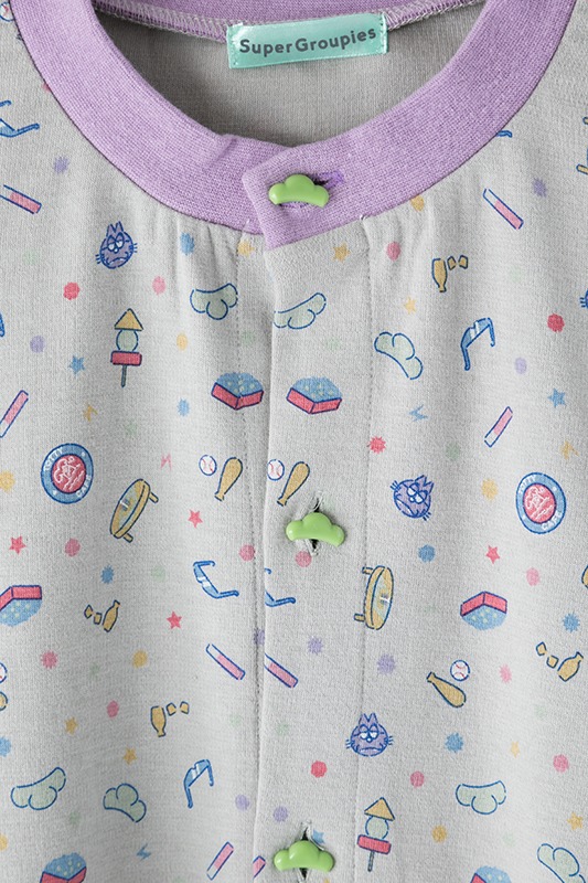 「おそ松さん」コラボパジャマの一松モデル。