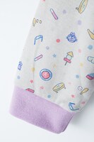 「おそ松さん」コラボパジャマの一松モデル。