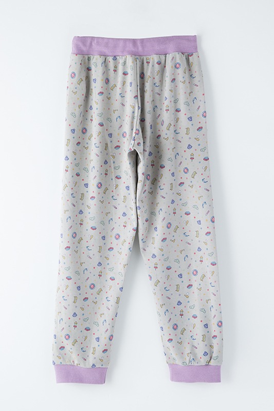 「おそ松さん」コラボパジャマの一松モデル。