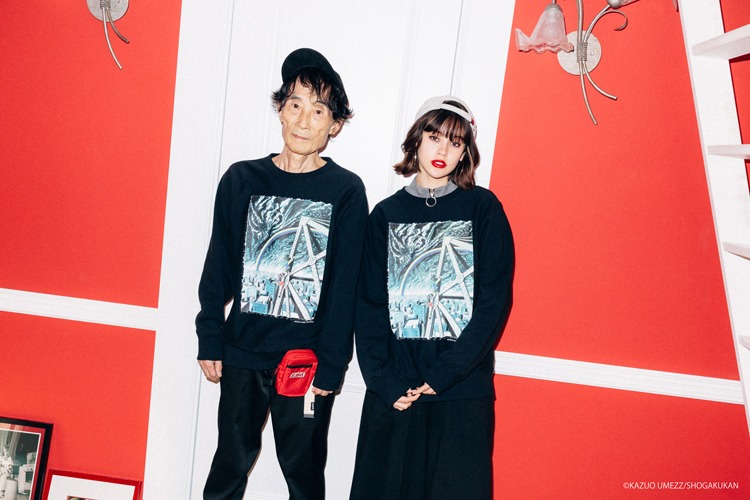 「MY NAME IS SHINGO SWEAT TOP」を着用した楳図かずおとemma（ViVi）。