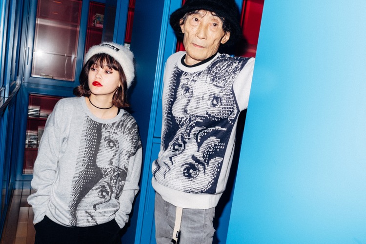 「MY NAME IS SHINGO KNIT TOP」を着用した楳図かずおとemma（ViVi）。