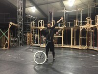「ミュージカル『黒執事』～NOAH’S ARK CIRCUS～」で一輪車技を披露する三津谷亮。
