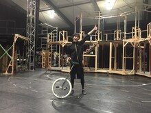 「ミュージカル『黒執事』～NOAH’S ARK CIRCUS～」で一輪車技を披露する三津谷亮。