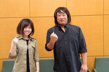 大今良時とロバート秋山扮する超人気マンガ家・濱内シゲノリ。