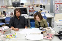 ロバート秋山扮する超人気マンガ家・濱内シゲノリと大今良時。