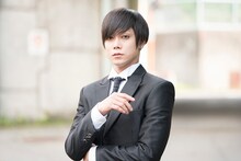 ハギヨシに扮する玉城裕規。