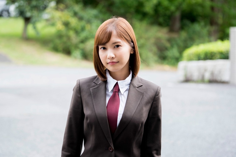 久保貴子に扮する佐野ひなこ。