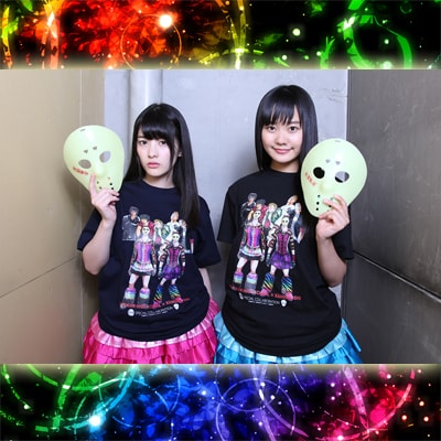 Tシャツを着用した仮面女子メンバー。左から神谷えりな、黒瀬サラ。