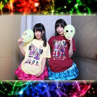 Tシャツを着用した窪田美沙、桜のどか。