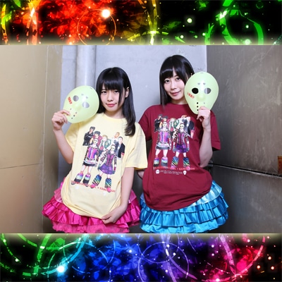 Tシャツを着用した仮面女子メンバー。左から窪田美沙、桜のどか。