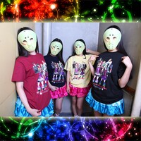 Tシャツを着用した仮面女子。