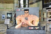 戸愚呂（弟）の巨大像。(c)Y.T.90-94/P,S (c)mixi, Inc.