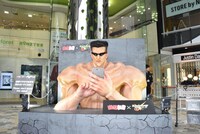 戸愚呂（弟）の巨大像。(c)Y.T.90-94/P,S (c)mixi, Inc.