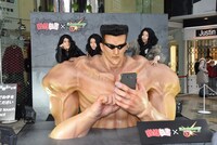 戸愚呂（弟）の巨大像。(c)Y.T.90-94/P,S (c)mixi, Inc.