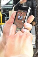 戸愚呂（弟）はコラボクエストをプレイ中。(c)Y.T.90-94/P,S (c)mixi, Inc.