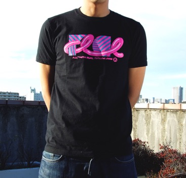 トークショーではお蔵出しグッズの販売も予定。写真はBEAMS Tと「フリクリ」のコラボＴシャツ「FLCL dazzle Logo【ガイナックス限定カラーブラック×ピンク】」。
