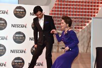 要潤と、彼にエスコートされるデヴィ夫人。