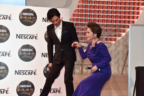 要潤と、彼にエスコートされるデヴィ夫人。