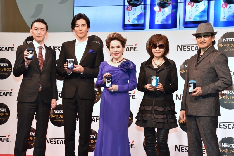 左からネスレ日本の島川基部長、要潤、デヴィ夫人、樹林ゆう子、樹林伸。