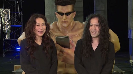 撮影後インタビューの様子。