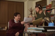 「地味にスゴイ！校閲ガール・河野悦子」より、蛭子能収と石原さとみのの共演シーン。