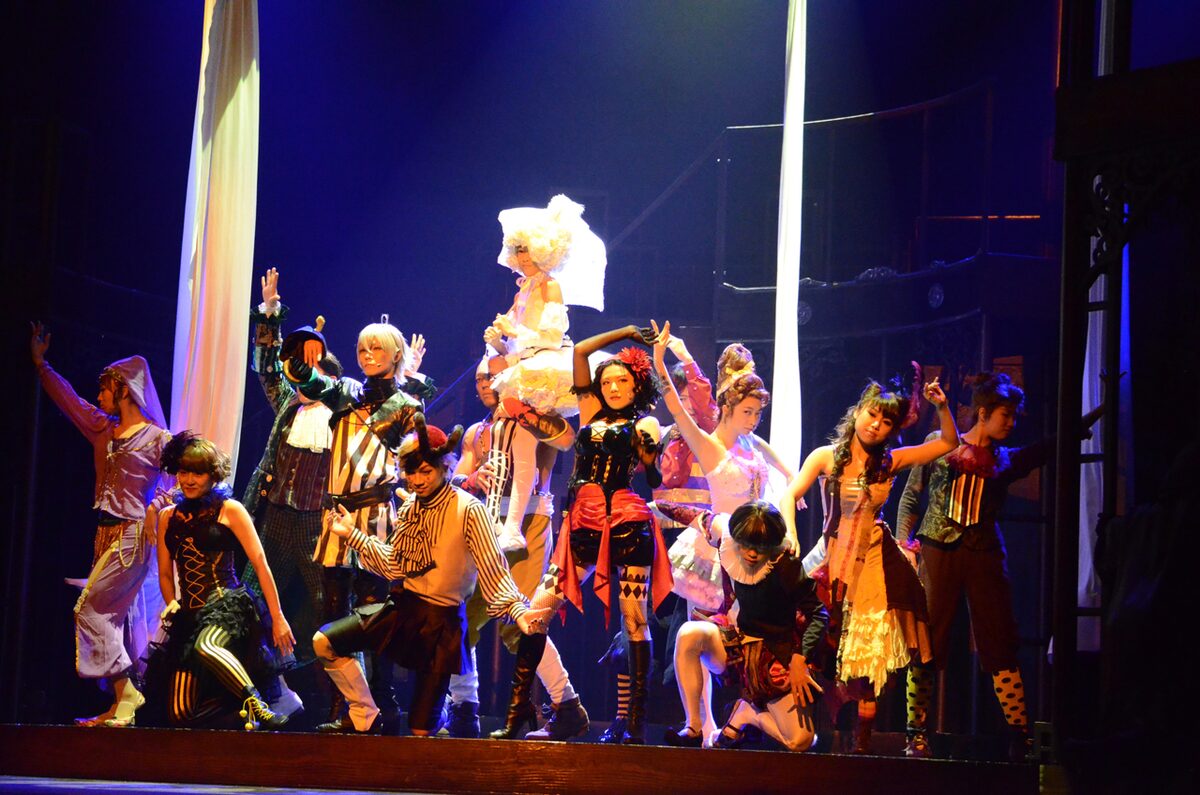 ミュージカル黒執事サーカス編 華麗に開幕 フライングなどのド派手演出も コミックナタリー