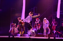 「ミュージカル『黒執事』～NOAH’S ARK CIRCUS～」より、一輪車を華麗に乗りこなすダガー（三津谷亮）。