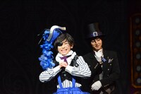 「ミュージカル『黒執事』～NOAH’S ARK CIRCUS～」より。「スマイル」という名前をもらい、とびきりの笑顔を見せるシエル（内川蓮生）と、それを見守るセバスチャン（古川雄大）。