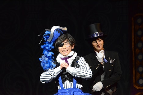 「ミュージカル『黒執事』～NOAH’S ARK CIRCUS～」より。「スマイル」という名前をもらい、とびきりの笑顔を見せるシエル（内川蓮生）と、それを見守るセバスチャン（古川雄大）。