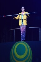 「ミュージカル『黒執事』～NOAH’S ARK CIRCUS～」より、玉乗りを披露する死神のウィリアム・T・スピアーズ（輝馬）。