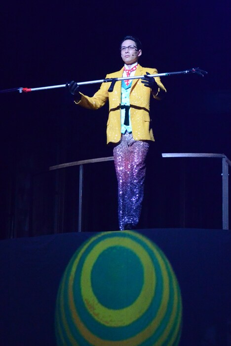 「ミュージカル『黒執事』～NOAH’S ARK CIRCUS～」より、玉乗りを披露する死神のウィリアム・T・スピアーズ（輝馬）。