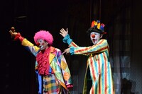 「ミュージカル『黒執事』～NOAH’S ARK CIRCUS～」冒頭より。高木俊と寺山武志がピエロに扮し、会場を盛り上げる。