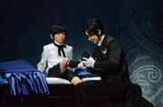 「ミュージカル『黒執事』~NOAH’S ARK CIRCUS~」ゲネプロの様子。左から内川蓮生演じるシエル・ファントムハイヴ、古川雄大演じるセバスチャン・ミカエリス。