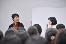 トークイベントの様子。左から山口晃、近藤聡乃。
