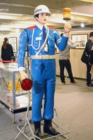 「福本伸行 横須賀ざわ…ざわ…展 カイジ×アカギ×黒沢の世界」の展示物。「最強伝説 黒沢」に登場する交通誘導のロボット・太郎。